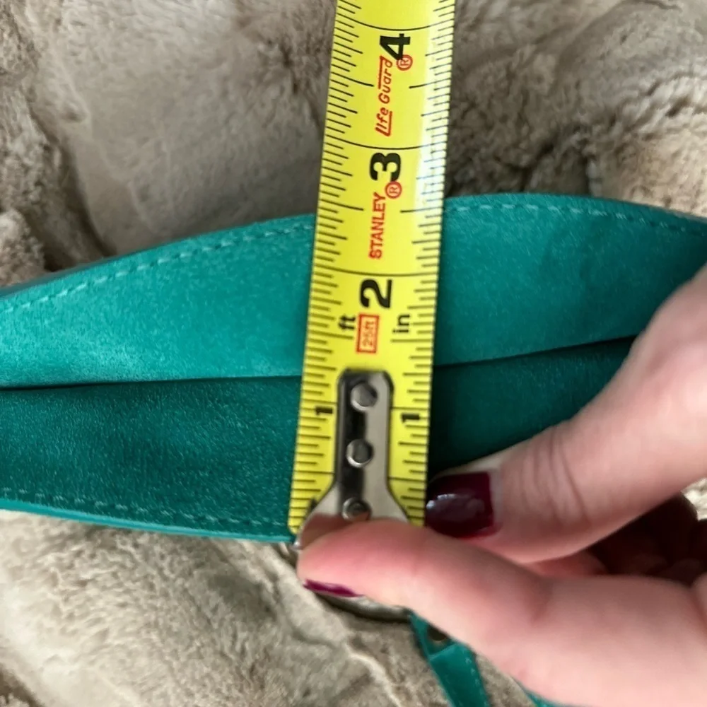 Sundance suede purse in beautiful emerald green; made in Italy

Strap 22” - Picture 6 of 8